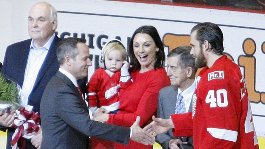 Henrik Zetterberg med familj. Här hyllas han för sina 1000 matcher.