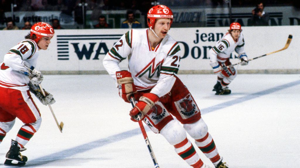 Ulf Thors bär upp pucken framför Lars Nyberg och Leif R Carlsson.