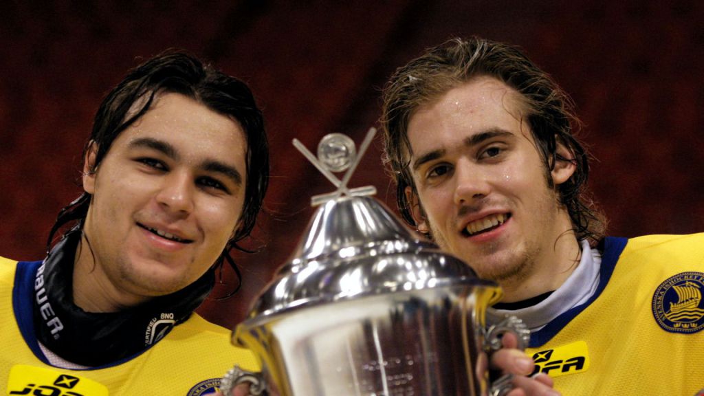 Stefan Liv och Henrik Zetterberg firar segern i Sweden Hockey Games.