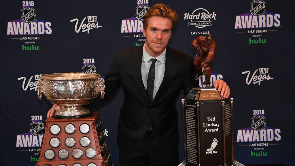 Connor McDavid med Art Ross Trophy och Ted Lindsay Award vid NHL Awards 2018.