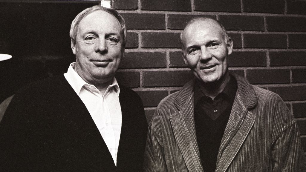 Djurgårdsikonerna Lasse Björn och Rolle Stoltz poserar tillsammans 1983.