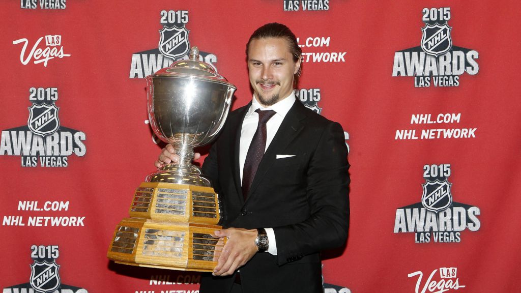 Erik Karlsson tog ett år extra i Sverige. Här med sin andra Norris Trophy 2015.