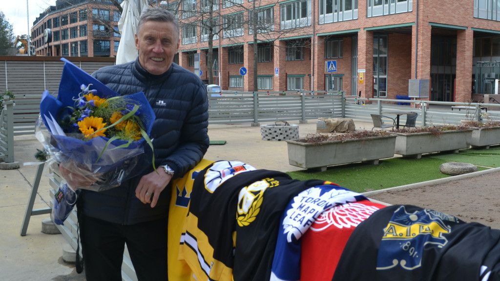 Börje Salming med tröjorna från klubbarna han spelat i.