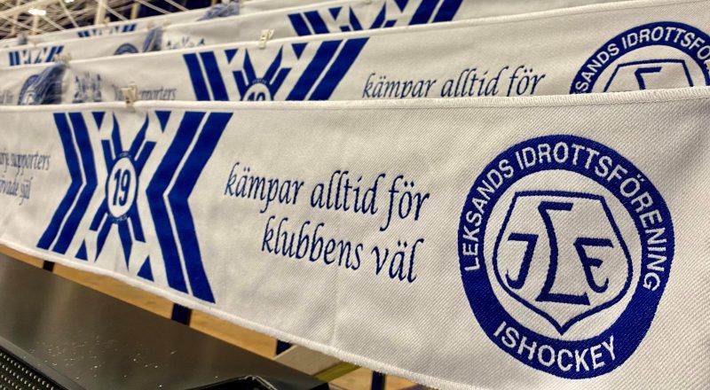 Över 10 000 halsdukar har sålts.