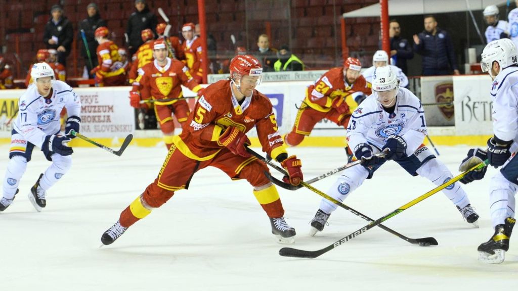 Carl Ackered driver genom försvaret i en match för HK Dukla Trencin.