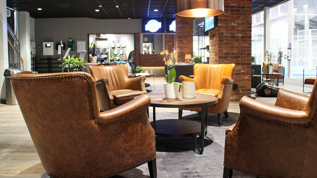 Loungen med reception och shop i bakgrunden.